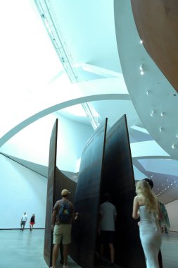 Bilbao, Bask Bölgesi, İspanya... 13 Ağustos 2023: Güneşli bir günde Bilbao şehrindeki Guggenheim Müzesi 'nin mimari detayları