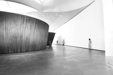 Bilbao, Bask Bölgesi, İspanya... 13 Ağustos 2023: Güneşli bir günde Bilbao şehrindeki Guggenheim Müzesi 'nin mimari detayları