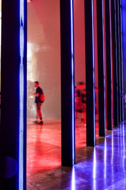 Bilbao, Bask Bölgesi, İspanya... 13 Ağustos 2023: Güneşli bir günde Bilbao şehrindeki Guggenheim Müzesi 'nin mimari detayları