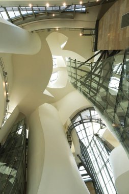 Bilbao, Bask Bölgesi, İspanya... 13 Ağustos 2023: Güneşli bir günde Bilbao şehrindeki Guggenheim Müzesi 'nin mimari detayları