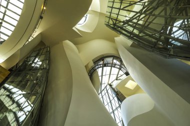 Bilbao, Bask Bölgesi, İspanya... 13 Ağustos 2023: Güneşli bir günde Bilbao şehrindeki Guggenheim Müzesi 'nin mimari detayları