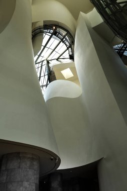 Bilbao, Bask Bölgesi, İspanya... 13 Ağustos 2023: Güneşli bir günde Bilbao şehrindeki Guggenheim Müzesi 'nin mimari detayları