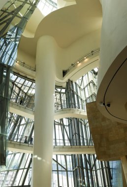 Bilbao, Bask Bölgesi, İspanya... 13 Ağustos 2023: Güneşli bir günde Bilbao şehrindeki Guggenheim Müzesi 'nin mimari detayları