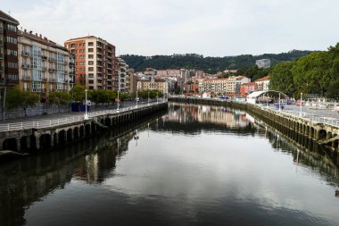 Bilbao, Bask Ülkesi, İspanya 23 Eylül 2023 Bilbao şehri ve Nervion Nehri 'nin güzel manzarası