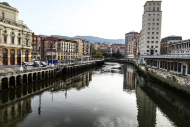 Bilbao, Bask Ülkesi, İspanya 23 Eylül 2023 Bilbao şehri ve Nervion Nehri 'nin güzel manzarası