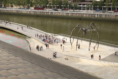 Bilbao, Bask Bölgesi, İspanya... 13 Ağustos 2023: Louise Bourgeois heykeli Mama, güneşli bir günde Bilbao şehrindeki Guggenheim Müzesi 'nin dış tarafında