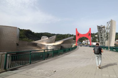 Bilbao, Bask Bölgesi, İspanya 13 Ağustos 2023: güneşli bir günde Bilbao şehrindeki Guggenheim Müzesi 'nin dışı