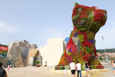Bilbao, Bask Bölgesi, İspanya 13 Ağustos 2023: güneşli bir günde Bilbao şehrindeki Guggenheim Müzesi 'nin dışı