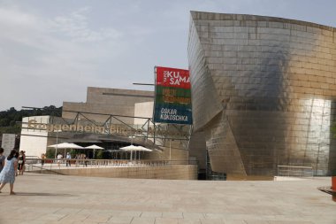 Bilbao, Bask Bölgesi, İspanya 13 Ağustos 2023: güneşli bir günde Bilbao şehrindeki Guggenheim Müzesi 'nin dışı