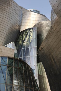 Bilbao, Bask Bölgesi, İspanya 13 Ağustos 2023: güneşli bir günde Bilbao şehrindeki Guggenheim Müzesi 'nin dışı