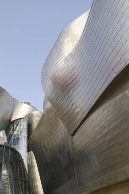 Bilbao, Bask Bölgesi, İspanya 13 Ağustos 2023: güneşli bir günde Bilbao şehrindeki Guggenheim Müzesi 'nin dışı