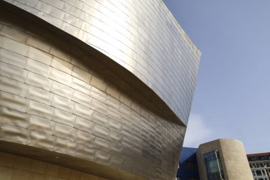 Bilbao, Bask Bölgesi, İspanya 13 Ağustos 2023: güneşli bir günde Bilbao şehrindeki Guggenheim Müzesi 'nin dışı
