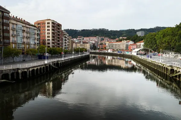 Bilbao, Bask Ülkesi, İspanya 23 Eylül 2023 Bilbao şehri ve Nervion Nehri 'nin güzel manzarası