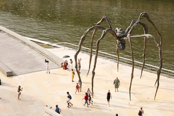 Bilbao, Bask Bölgesi, İspanya... 13 Ağustos 2023: Louise Bourgeois heykeli Mama, güneşli bir günde Bilbao şehrindeki Guggenheim Müzesi 'nin dış tarafında