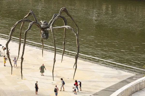 Bilbao, Bask Bölgesi, İspanya... 13 Ağustos 2023: Louise Bourgeois heykeli Mama, güneşli bir günde Bilbao şehrindeki Guggenheim Müzesi 'nin dış tarafında