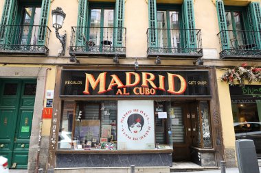 Madrid, İspanya - 8 Nisan 2024 Madrid 'deki tipik İspanyol hediyelik eşya dükkanı