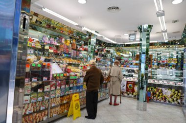 Madrid, İspanya - 6 Nisan 2024: Madrid 'de şeker ve şeker dükkanı