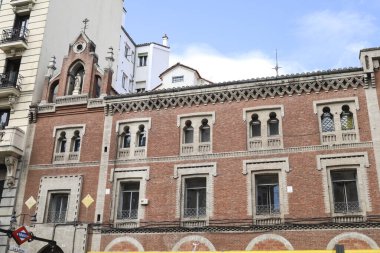 Madrid, İspanya - 14 Haziran 2019 Madrid 'in La Latina mahallesinde güneşli bir bahar gününde güzel evler.