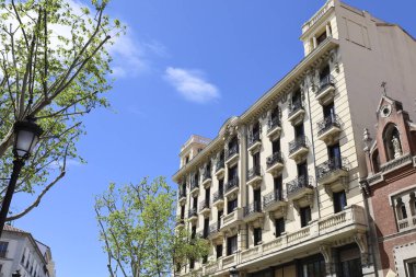 Madrid, İspanya - 14 Haziran 2019 Madrid 'in La Latina mahallesinde güneşli bir bahar gününde güzel evler.