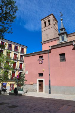 Madrid, İspanya - 14 Haziran 2019 Madrid 'in La Latina mahallesinde güneşli bir bahar gününde güzel evler.