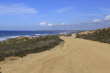 Yazın Portekiz kıyıları boyunca kumlu yol