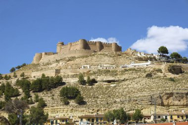 Chinchilla köyünün şatosu, Albacete, İspanya mavi gökyüzünün altında
