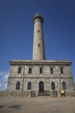 Cabo de Palos, Cartagena, Murcia, İspanya - 9 Ağustos 2024: güneşli bir bahar gününde Neoklasik Cabo de Palos deniz feneri