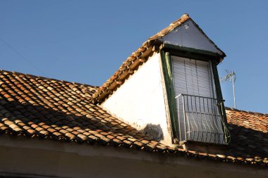 Aranjuez 'deki eski pencereli kırık ve hasarlı çatı