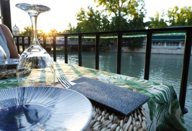 Aranjuez, Madrid, İspanya 'daki Tajo Nehri' nin yanındaki bir restoranda masa.