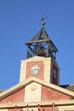 İspanya 'nın Aranjuez şehrinin belediye binasının çan ve saati