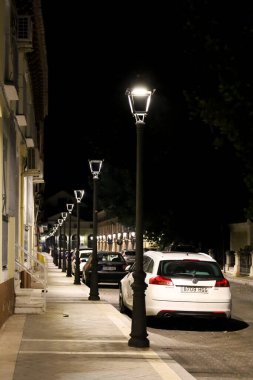 Aranjuez, Madrid, İspanya - 16 Ağustos 2024: Aranjuez sokaklarını aydınlatan sokak lambaları