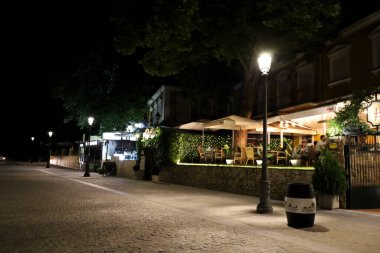 Aranjuez, Madrid, İspanya... 16 Ağustos 2024: Aranjuez 'de, Tajo Nehri' nin yanında gezinti güvertesi.