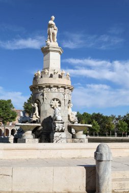 Aranjuez, Madrid, İspanya... 16 Ağustos 2024: Aranjuez kasabasındaki güzel La Mariblanca çeşmesi