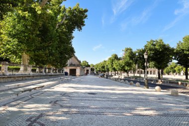 Aranjuez, Madrid, İspanya - 16 Ağustos 2024 Aranjuez, Madrid 'deki Elizabeth II bahçelerinin yanındaki kaldırım taşı gezinti alanı