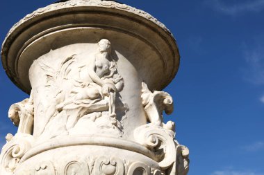 Madrid, Aranjuez kasabasındaki Güzel Elizabeth II bahçelerini süsleyen taş vazolar.