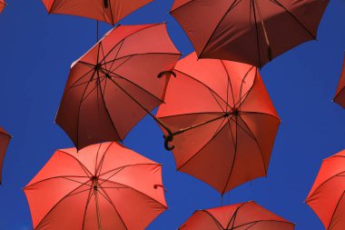 Albacete şehrinde, Madrid, İspanya 'da mavi gökyüzünün altında renkli şemsiyeler