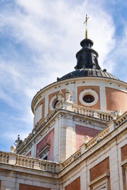 Aranjuez, Madrid, İspanya... 16 Ağustos 2024: Aranjuez Kraliyet Sarayı 'nın cephesi ve kulesi