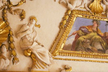 Aranjuez, Madrid, İspanya... 16 Ağustos 2024: Aranjuez Kraliyet Sarayı 'nın tavanının detayları