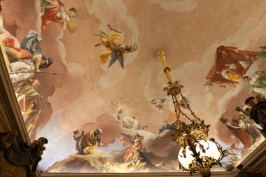 Aranjuez, Madrid, İspanya - 16 Ağustos 2024: Aranjuez Kraliyet Sarayı 'nda Zacarias Gonzalez Velazquez tarafından Kraliçe Elizabeth' in yatak odasının tavanında resimler