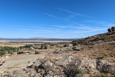 Avila ili, Castilla y Leon, İspanya 'da güzel kaya oluşumlarıyla Sierra de la Paramera