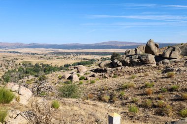 Avila ili, Castilla y Leon, İspanya 'da güzel kaya oluşumlarıyla Sierra de la Paramera