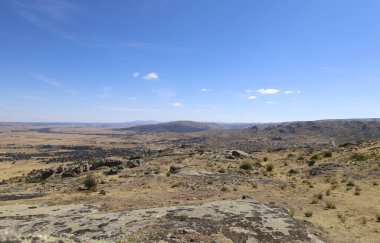 Avila ili, Castilla y Leon, İspanya 'da güzel kaya oluşumlarıyla Sierra de la Paramera