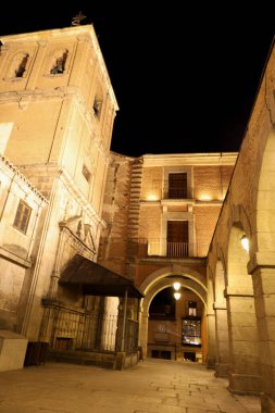 Avila, Castilla y Leon, İspanya - 17 Ağustos 2024: Mercado Chico Meydanı ve San Juan Bautista Kilisesi