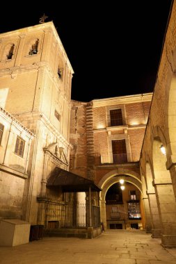 Avila, Castilla y Leon, İspanya - 17 Ağustos 2024: Mercado Chico Meydanı ve San Juan Bautista Kilisesi