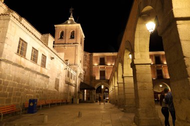 Avila, Castilla y Leon, İspanya - 17 Ağustos 2024: Mercado Chico Meydanı ve San Juan Bautista Kilisesi