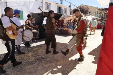 Solosancho, Avila, İspanya - 17 Ağustos 2024: Solosancho, Avila 'daki Kelt ve Vetton pazarında eğlenen insanlar