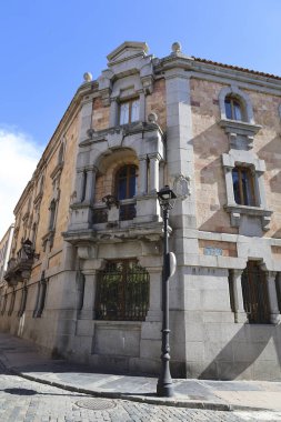 Avila, Castilla y Leon, İspanya - 17 Ağustos 2024: Avila 'daki tarihi taş evler ve caddeler