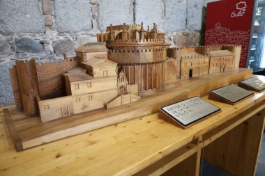 Avila, Castilla y Leon, İspanya - 17 Ağustos 2024: Cimorro ve Avila Katedrali 'nin ahşap üretimi