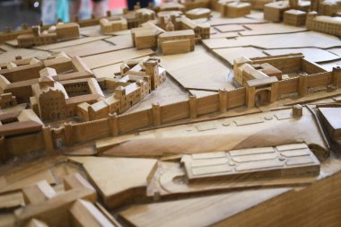 Avila, Castilla y Leon, İspanya - 17 Ağustos 2024: Avila şehri ve duvarlarının ahşap üretimi