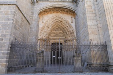 Avila, Castilla y Leon, İspanya - 18 Ağustos 2024: Avila Katedrali, eski Avila şehrinde Kurtarıcı Katedrali olarak adlandırılır.